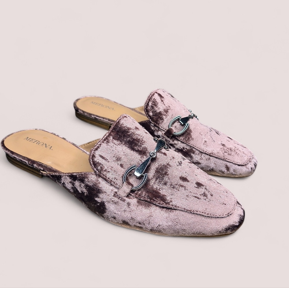 Woman's Velvet flats